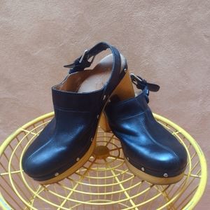 Clark's slingback clogs, black leather and faux wood, size 7.5